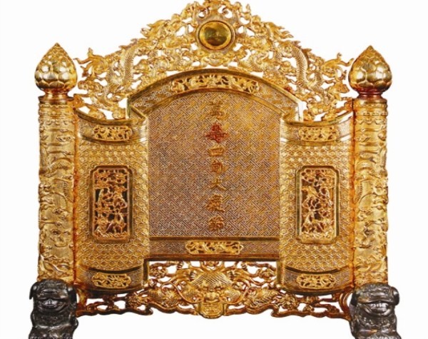 Trấn phong kích thước 20cm x 19cm, thuộc sưu tập của hoàng thái tử Bảo Long. Trấn phong làm bằng vàng, nặng 11,9 lượng. Trấn phong được đặt trên thân hai con kỳ lân làm bằng bạc, nặng 2,2 lượng. Đây là quà mừng thọ 40 tuổi vua Khải Định năm 1924.